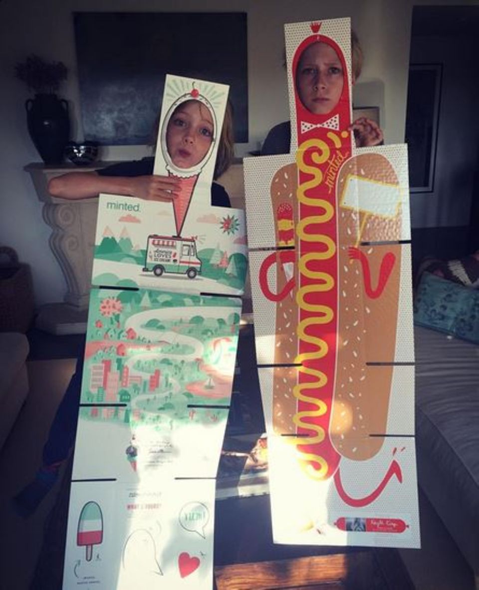 Samuel Kai und Alexander Pete, Söhne von Naomi Watts und Liev Schreiber, zeigen uns hier ihre etwas ungewöhnlichen Verkleidungen. "Hot dogs and ice cream...", schreibt Papa Liev. Samuel Kai und Alexander Pete, Söhne von Naomi Watts und Liev Schreiber, zeigen uns hier ihre etwas ungewöhnlichen Verkleidungen. "Hot dogs and ice cream...", schreibt Papa Liev.
