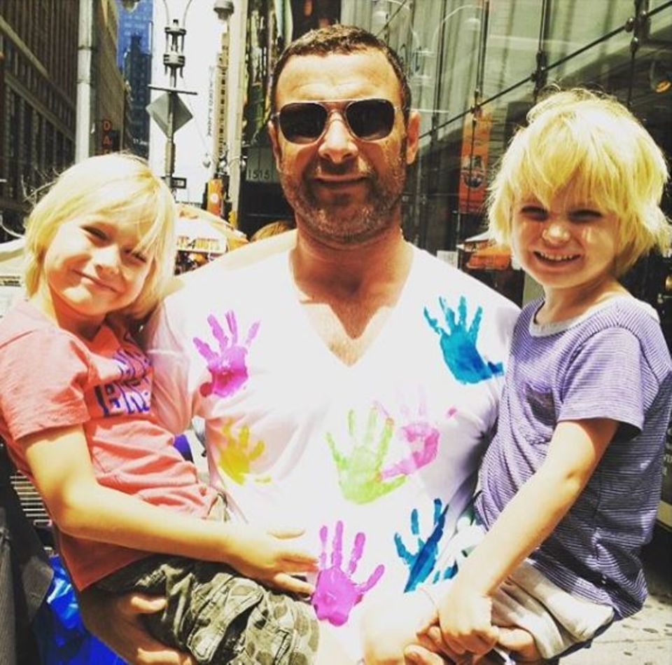 Mit diesem entzückenden Foto wünscht Naomi Watts ihrem Ex-Partner und Vater ihrer Söhne Sasha und Kai alles Gute zum Geburtstag. Liev Schreiber ist 49 Jahre alte geworden.