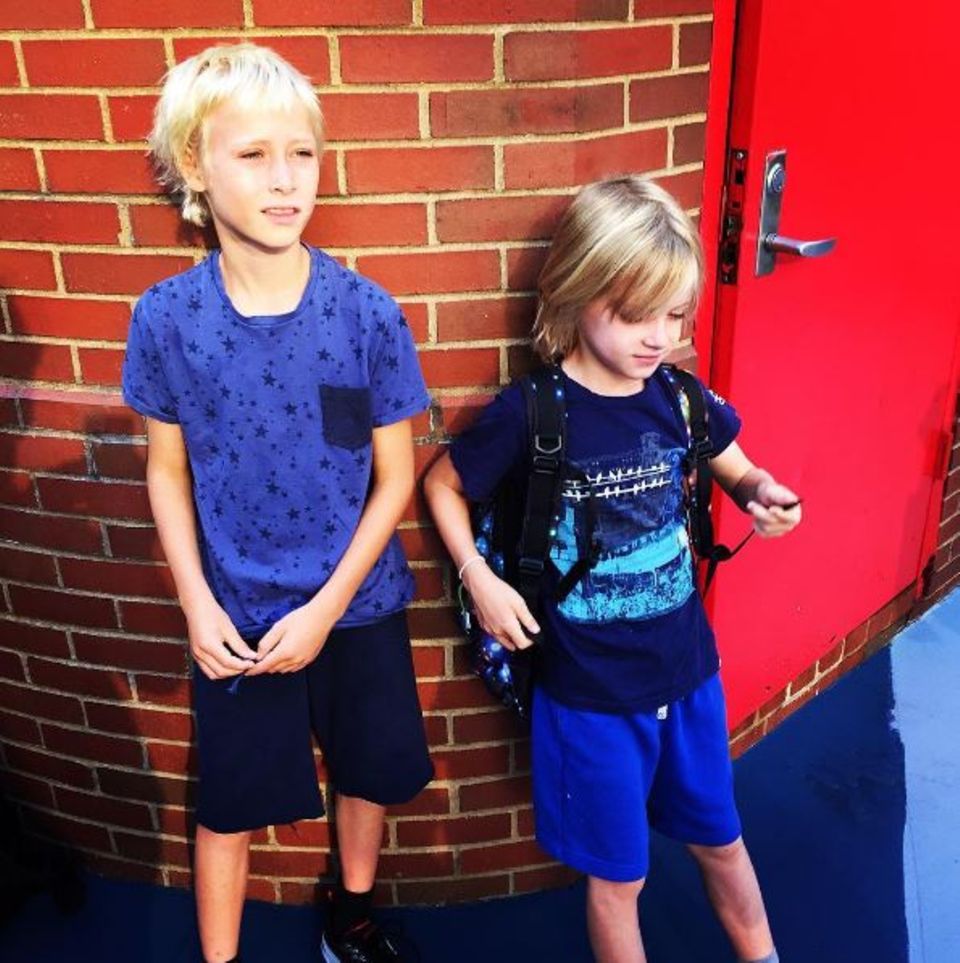 September 2016 Auch für die beiden Söhne von Naomi Watts und Liev Schreiber, Sasha und Kai, beginnt wieder die Schule. Beide überzeugen durch ihre lässige Art. September 2016 Auch für die beiden Söhne von Naomi Watts und Liev Schreiber, Sasha und Kai, beginnt wieder die Schule. Beide überzeugen durch ihre lässige Art.