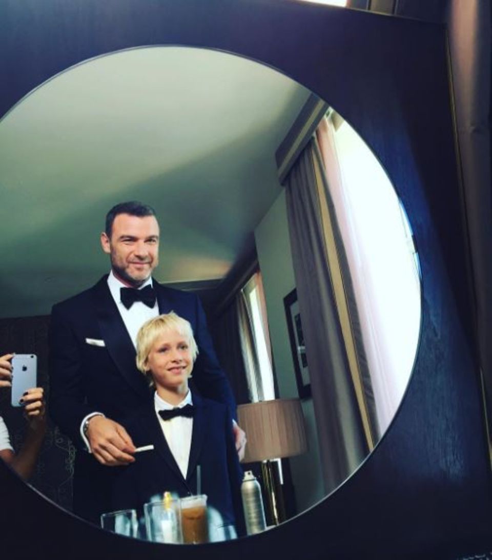 September 2016 Tolles Vater-Sohn Erinnerungsfoto: Liev Schreiber besucht die "Emmy's" mit seinem Sohn Sasha. Beide sehen großartig aus im schwarzen Smoking. September 2016 Tolles Vater-Sohn Erinnerungsfoto: Liev Schreiber besucht die "Emmy's" mit seinem Sohn Sasha. Beide sehen großartig aus im schwarzen Smoking.