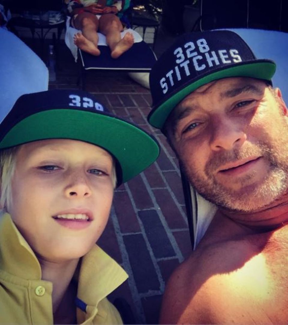 September 2016 Noch kurz am Pool den sonnigen warmen Tag verbringen, denken sich Liev Schreiber und sein ältester Sohn Sasha, 9. Abends darf der Filius mit den Eltern auf die Emmy Verleihung, der bedeutendste Fernsehpreis der Vereinigten Staaten. September 2016 Noch kurz am Pool den sonnigen warmen Tag verbringen, denken sich Liev Schreiber und sein ältester Sohn Sasha, 9. Abends darf der Filius mit den Eltern auf die Emmy Verleihung, der bedeutendste Fernsehpreis der Vereinigten Staaten.