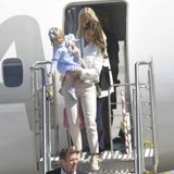 Da kommt sie! Prinzessin Leonore, auf dem Arm von Mutter Madeleine, ist per Flugzeug in ihr Herzogtum nach Gotland gereist. Es ist ihr erter Besuch dort - und der allererste offizielle Termin für die Enkelin von König Carl Gustaf.