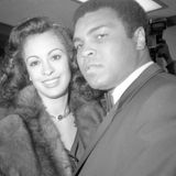 1979  Mit dem Film "Freedom Road" ist Muhammad Ali unter die Schauspieler gegangen. Zur Premierenfeier kommt er mit seiner Frau Veronica Ali (verh. 1977-1986). Mit ihr hat der Boxer zwei Töchter, Laila und Hana.