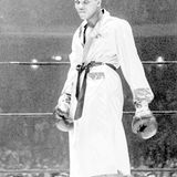 März 1963  Der 21-jährige Cassius Clay kämpft im ausverkauften Madison Square Garden in New Vork gegen Doug Jones und siegt umstritten nach Punkten.
