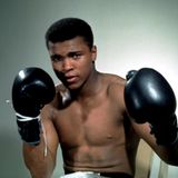 Aus einem jungen, aufstrebenden Boxer wird eine Legende. Muhammad Ali stirbt im Alter von 74 Jahren in Phoenix, Arizona.