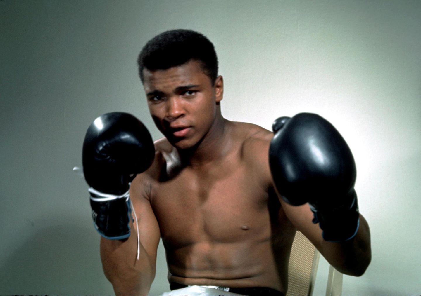 Aus einem jungen, aufstrebenden Boxer wird eine Legende. Muhammad Ali stirbt im Alter von 74 Jahren in Phoenix, Arizona.