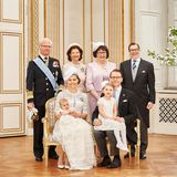 Ein weiteres Bild zeigt Oscar gemeinsam mit seinen Großeltern: Links das KÖnigspaar, rechts Olle und Ewa Westling.