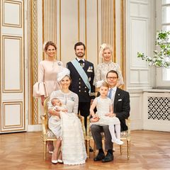 Für dieses Bild haben sich die Geschwister der Eltern eingefunden: Prinzessin Madeleine und Prinz Carl Philip stehen hinter dem Täufling und seinen Eltern sowie Prinz Daniel Schwester Anna Westling Söderström.