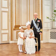 Auch das gehört zu der Serie von offiziellen Bildern: König Carl Gustaf posiert mit Kronprinzessin Victoria und ihren beiden Kindern Estelle und Oscar. Solche Drei-Generationen-Bilder kennt man auch aus England und von der Queen.