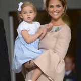 EIne strahlende Prinzessin Madeleine trägt ihre Tochter aus der Kirche.