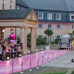 200 Fans konnten Karten für das ausverkaufte TV-Event auf dem Petersberg in Bonn ergattern und warten jetzt gespannt auf die Ankunft Hochzeitsgäste.