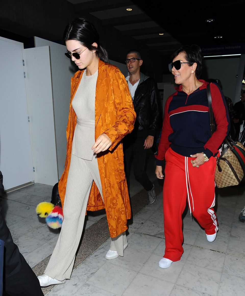 Kendall Jenner und ihre Mutter Kris Jenner sind in Cannes gelandet. Beide wirken etwas müde von der Anreise.