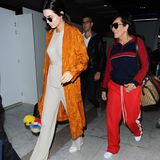 Kendall Jenner und ihre Mutter Kris Jenner sind in Cannes gelandet. Beide wirken etwas müde von der Anreise.