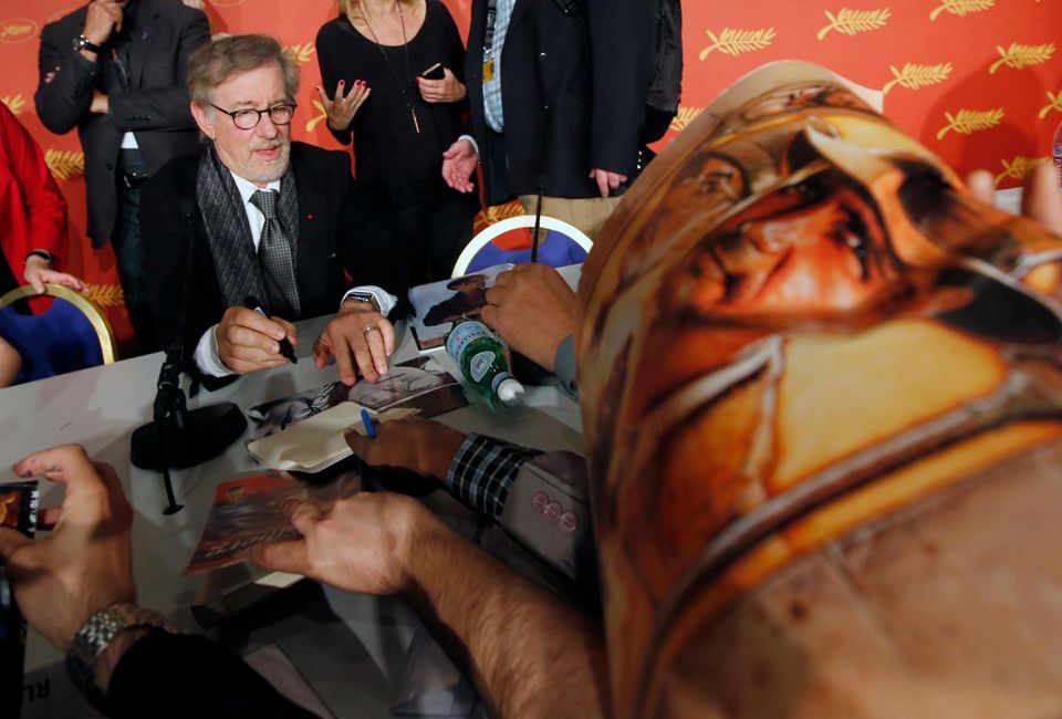 Steven Spielberg gibt fleißig Autogramme. Steven Spielberg gibt fleißig Autogramme.