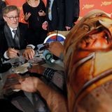 Steven Spielberg gibt fleißig Autogramme.