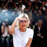 Kristen Stewart blickt in die Ferne: Gekonnt spielt sie mit den Kameras.
