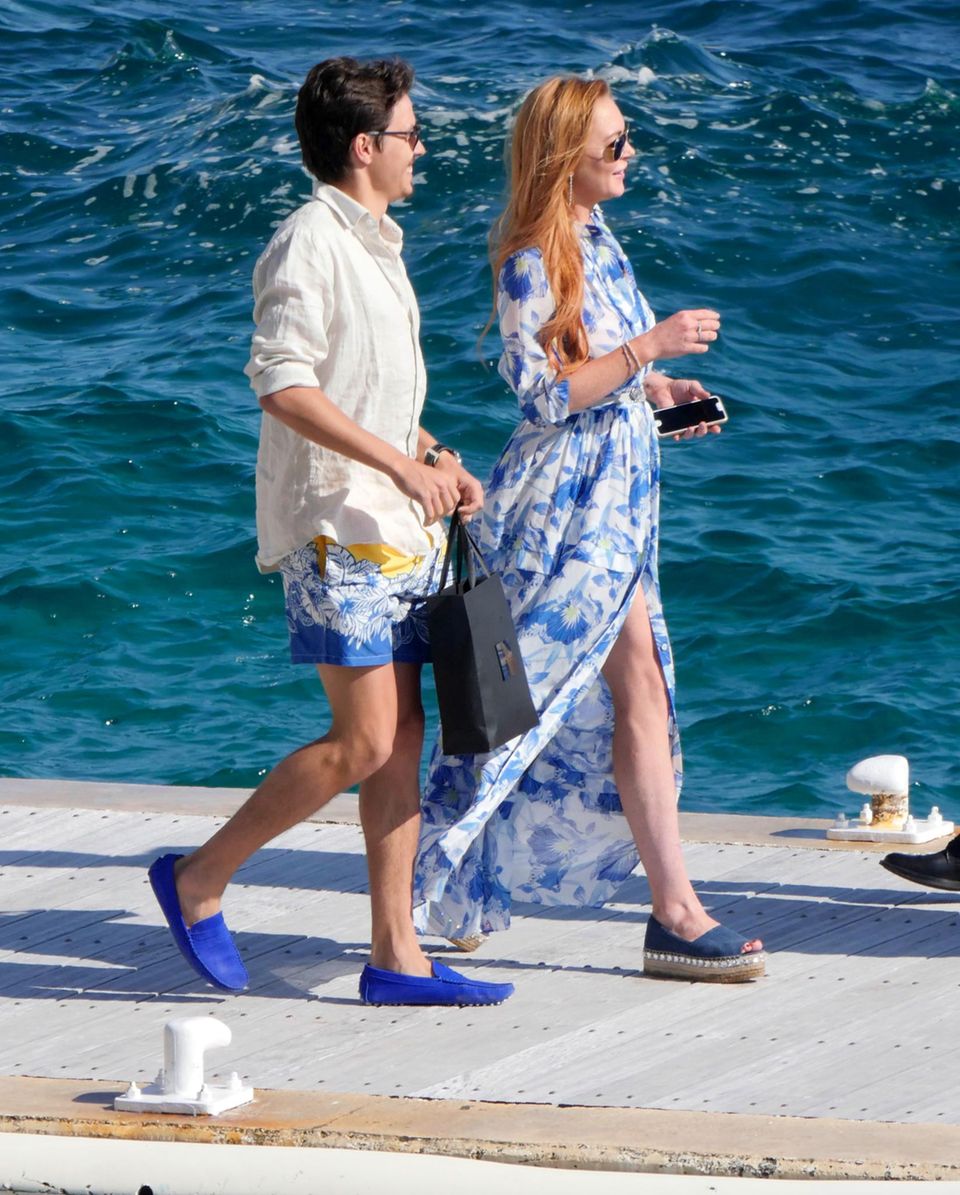 Sichtlich entspannt kommen Lindsay Lohan und ihr Freund Egor Tarabasov beim Hôtel du Cap-Eden-Roc an.