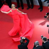 Petra Nemcova verzaubert in ihrem roten Kleid die Fotografen.