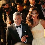 George Clooney hat seine Amal fest im Griff. Bei der Premiere von "Money Monster" strahlt das Paar und zeigt sich ganz innig.