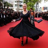 Dafür lieben wir Helen Mirren, sie weiß einfach wie man mit der Kamera flirtet.