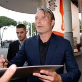 Jury Mitglied Mads Mikkelsen nimmt sich Zeit für seine Fans und gibt erstmal Autogramme.