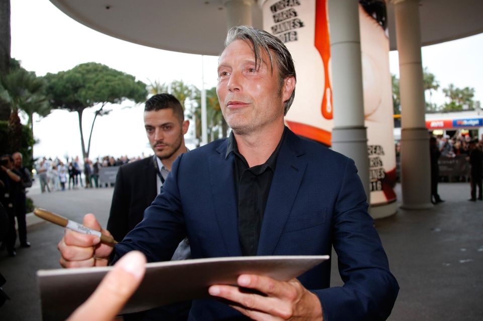Jury Mitglied Mads Mikkelsen nimmt sich Zeit für seine Fans und gibt erstmal Autogramme. Jury Mitglied Mads Mikkelsen nimmt sich Zeit für seine Fans und gibt erstmal Autogramme.