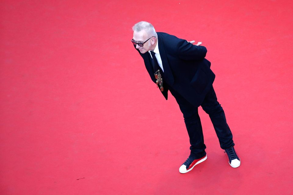 Modedesigner Jean-Paul Gaultier hat den roten Teppich für sich alleine und nutzt die Gelegenheit anders zu posen als alle anderen. Modedesigner Jean-Paul Gaultier hat den roten Teppich für sich alleine und nutzt die Gelegenheit anders zu posen als alle anderen.