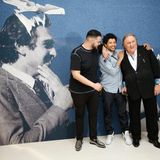 Der Sännger Sadek und die Schauspieler Rachid Djaidani und Gerard Depardieu präsentieren den Film "Tour de France".
