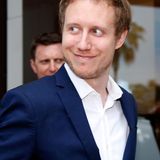 Regiseur Laszlo Nemes lächelt verscmitzt in die Kamera, auch er ist Jurymitglied in Cannes.