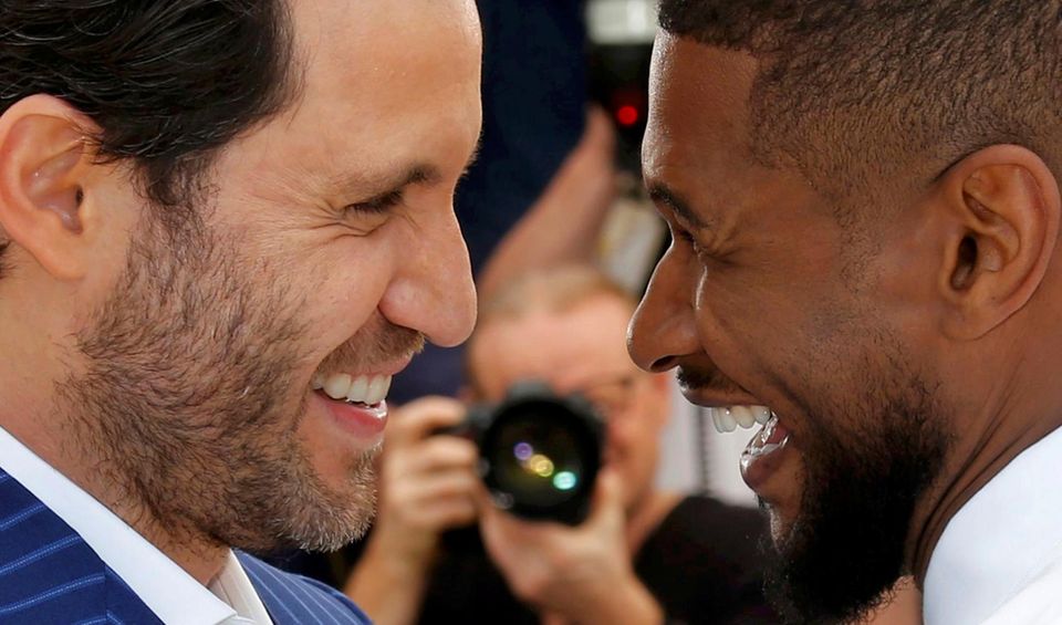 Das sind nach Männerfreundschaft aus: Usher und Edgar Ramirez blicken sich tief in die Augen.