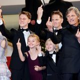 Regisseur Matt Ross and Nicholas Hamilton, Samantha Isler, Charlie Shotwell, Viggo Mortensen, Shree Crooks und Annalise Basso stellen sich den Kameras. Mit diesem entzückenden Lächeln auf den Lippen wirkt diese Geste total harmlos.