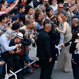 Jessica Chastain gibt fleißig Autogramme.