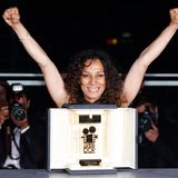 Regisseurin Houda Benjamina freut sich über den Preis für den Beitrag "Devines".