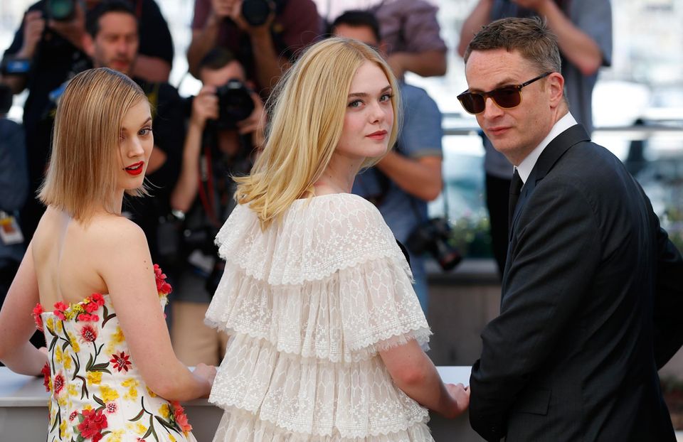 Bella Heathcote, Elle Fanning und Regisseur Nicolas Winding Refn sind auch in Cannes und stellen "The Neon Demon" vor.