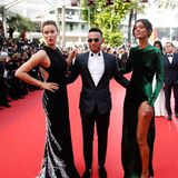 Gleich mit zwei wunderschönen Ladies eingerahmt, stellt sich Formel 1 Rennfahrer Lewis Hamilton den Fotografen.