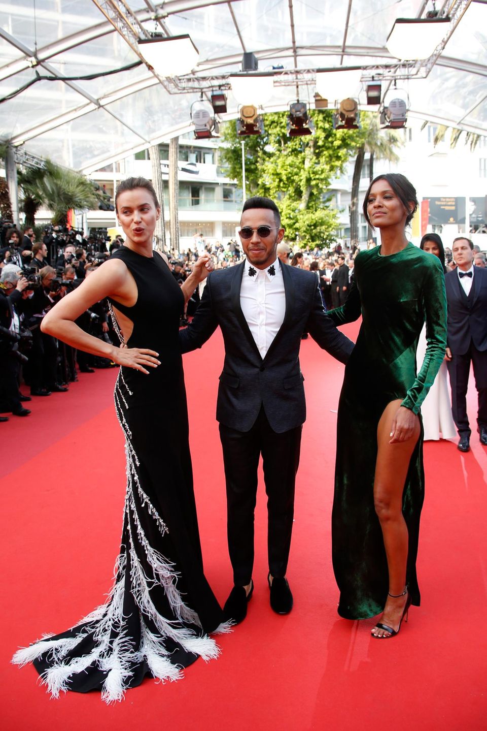Gleich mit zwei wunderschönen Ladies eingerahmt, stellt sich Formel 1 Rennfahrer Lewis Hamilton den Fotografen.