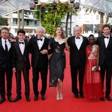 Die Regisseure Jean-Pierre Dardenne und Luc Dardenne posen mit dem Cast zum Film "La fille inconnue" (The Unknown Girl).