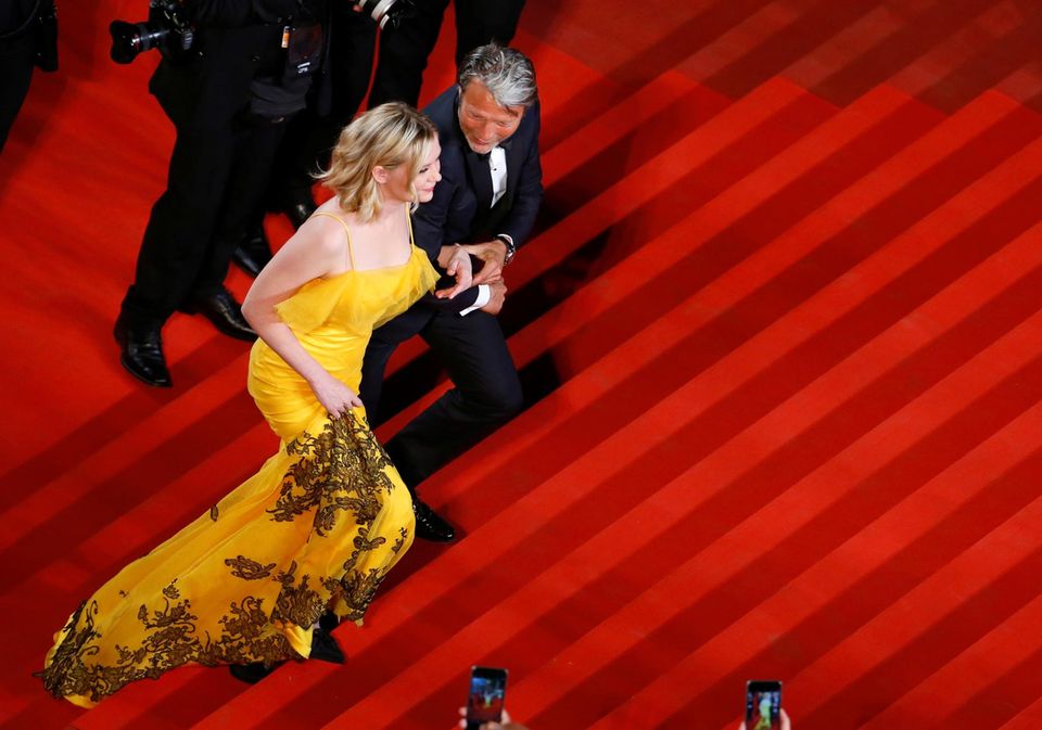 Kirsten Dunst wird von Mads Mikkelsen bei der "The Neon Demon"-Premiere die Treppe hinaufbegleitet. Kirsten Dunst wird von Mads Mikkelsen bei der "The Neon Demon"-Premiere die Treppe hinaufbegleitet.