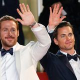 Ryan Gosling und Matt Bomer grüßen bei der "The Nice Guys"-Premiere die Fans.