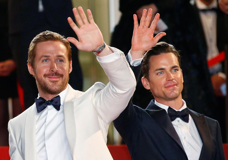Ryan Gosling und Matt Bomer grüßen bei der "The Nice Guys"-Premiere die Fans.