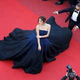 Carolina Parsons großer Auftriit auf dem roten Teppich. Für solche Fotos lieben wir unter anderem die Filmfestspiele.