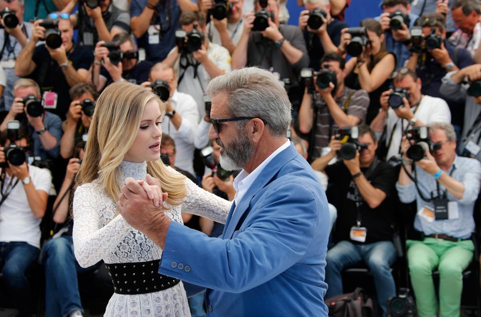 Mel Gibson und Erin Moriarty wagen ein kleines Tänzchen.