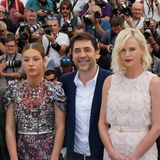 Sean Penn und Charlize sind das erste Mal wieder gemeinsam in Cannes, diesmal als Ex-Pärchen mit vielen Kollegen dazwischen. Sean Penn, ganz links, Schauspieler Adele Exarchopoulos, Javier Bardem, Charlize Theron und Jean Reno promoten gemeinsam den Film "The last Face". Allerdings würdigen sie sich die beiden keines Blickes.