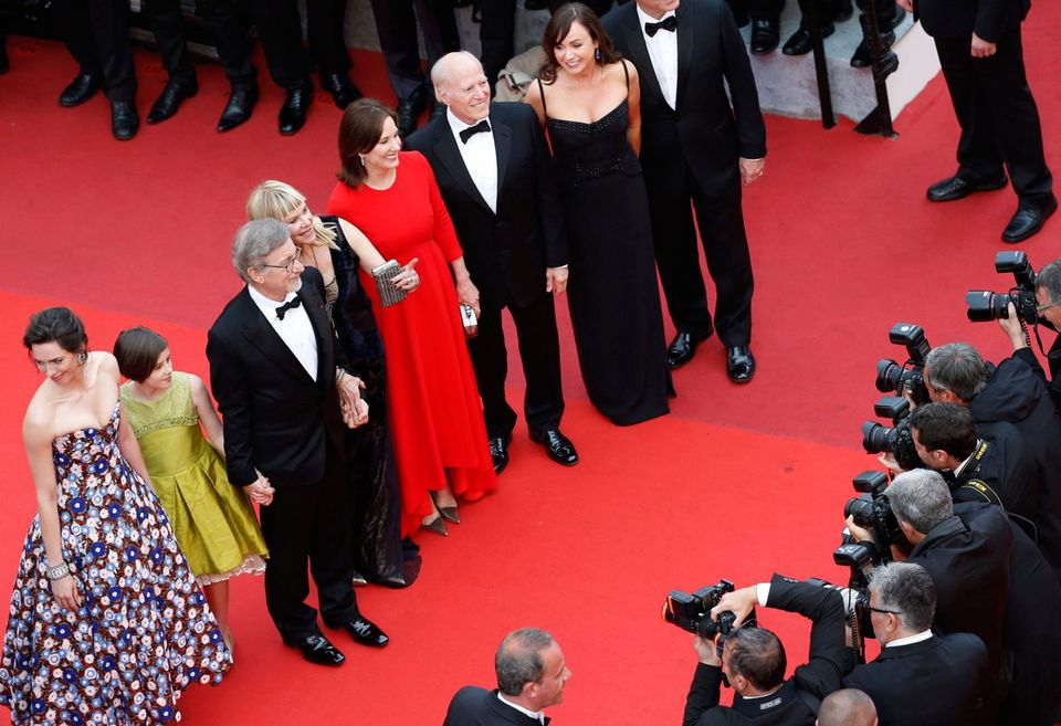 Die Cast von "The BFG" um Regisseur Steven Spielberg versammelt sich auf dem roten Teppich.