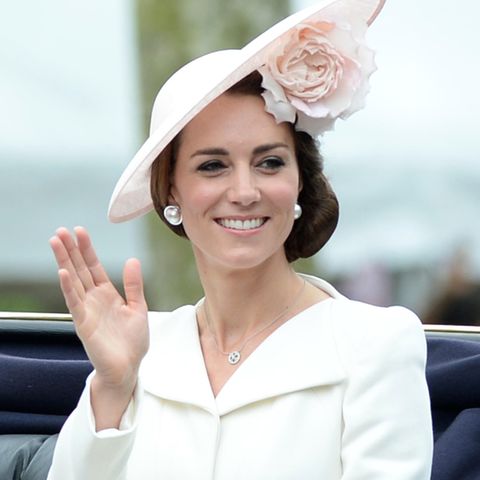 Eleganz trägt einen Namen: Herzogin Catherine kombiniert ihr umwerfendes, cremefarbenes Ensemble von Alexander McQueen mit einem ebenso eleganten wie blumigen Hut und auffälligen Ohrsteckern.
