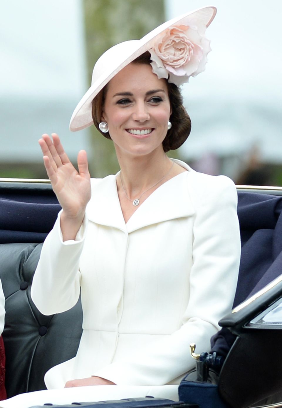 Eleganz trägt einen Namen: Herzogin Catherine kombiniert ihr umwerfendes, cremefarbenes Ensemble von Alexander McQueen mit einem ebenso eleganten wie blumigen Hut und auffälligen Ohrsteckern.