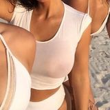 Wet-T-Shirt-Contest à la Kim Kardashian: Das weiße bauchfreie Shirt des TV-Stars ist so durchsichtig, dass die Nippel der zweifachen Mutter deutlich zu sehen sind.