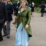 Laura Lopes, die Tochter von Herzogin Camilla zeigt sich im grün-blauen Seiden-Ensemble beim Pferderennen.