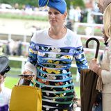 Zara Tindall ist mit ihrem farbenfrohen Blumendress und der fantasievollen und doch nicht übertriebenen Hutkreation in Blau und Gelb ein toller Hingucker.