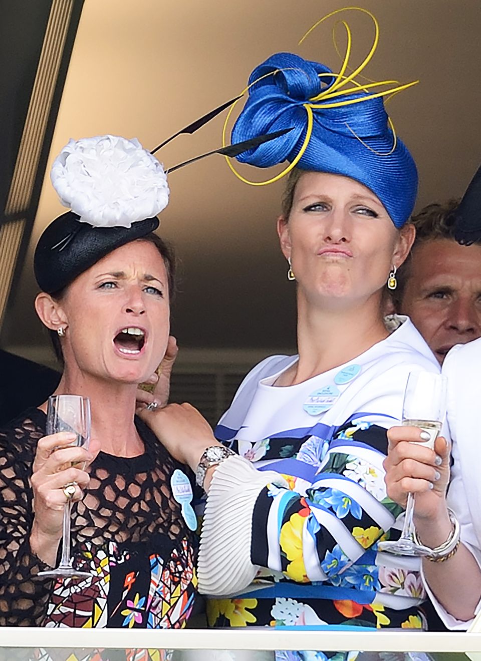 In der royalen VIP-Loge haben Zara Tindall und ihre Freundin und Trauzeugin Dolly Maude nicht nur den besten Blick auf die Pferderennbahn, sondern sind auch mit Champagner und entsprechend guter Laune bestens versorgt. In der royalen VIP-Loge haben Zara Tindall und ihre Freundin und Trauzeugin Dolly Maude nicht nur den besten Blick auf die Pferderennbahn, sondern sind auch mit Champagner und entsprechend guter Laune bestens versorgt.